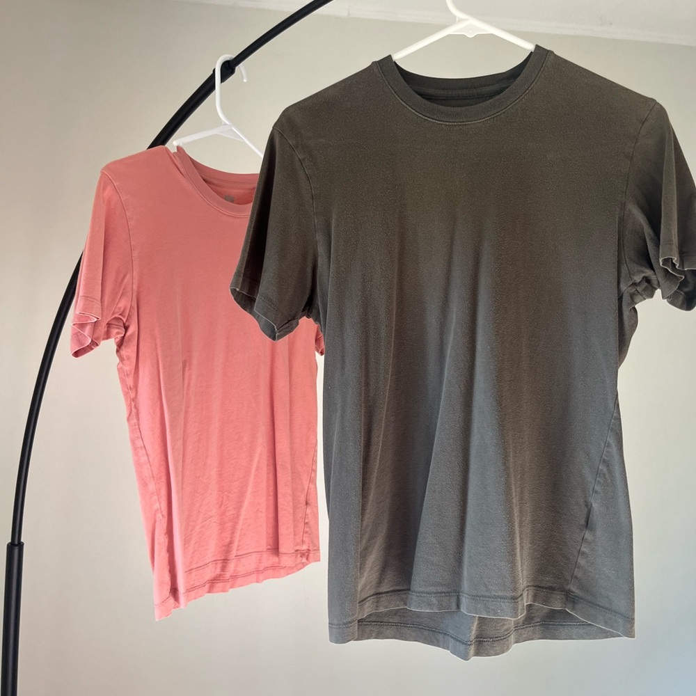 Uniqlo 100% Pima Cotton Men's Olive and Pink T-Shirts